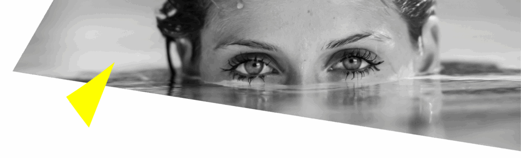 Regard d'une femme au ras de l'eau, portrait en noir et blanc